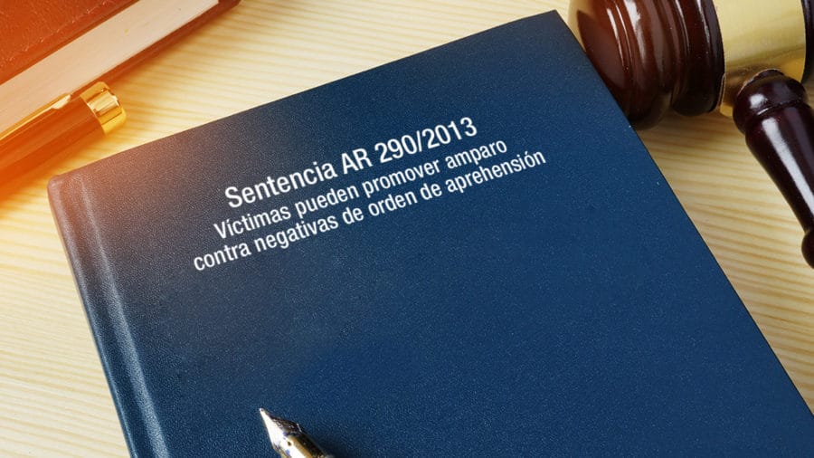 sentencia condenatoria reparación daño víctimas amparo