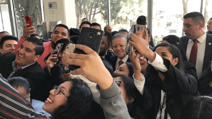 jovenes méxico ministro presidente arturo zaldívar